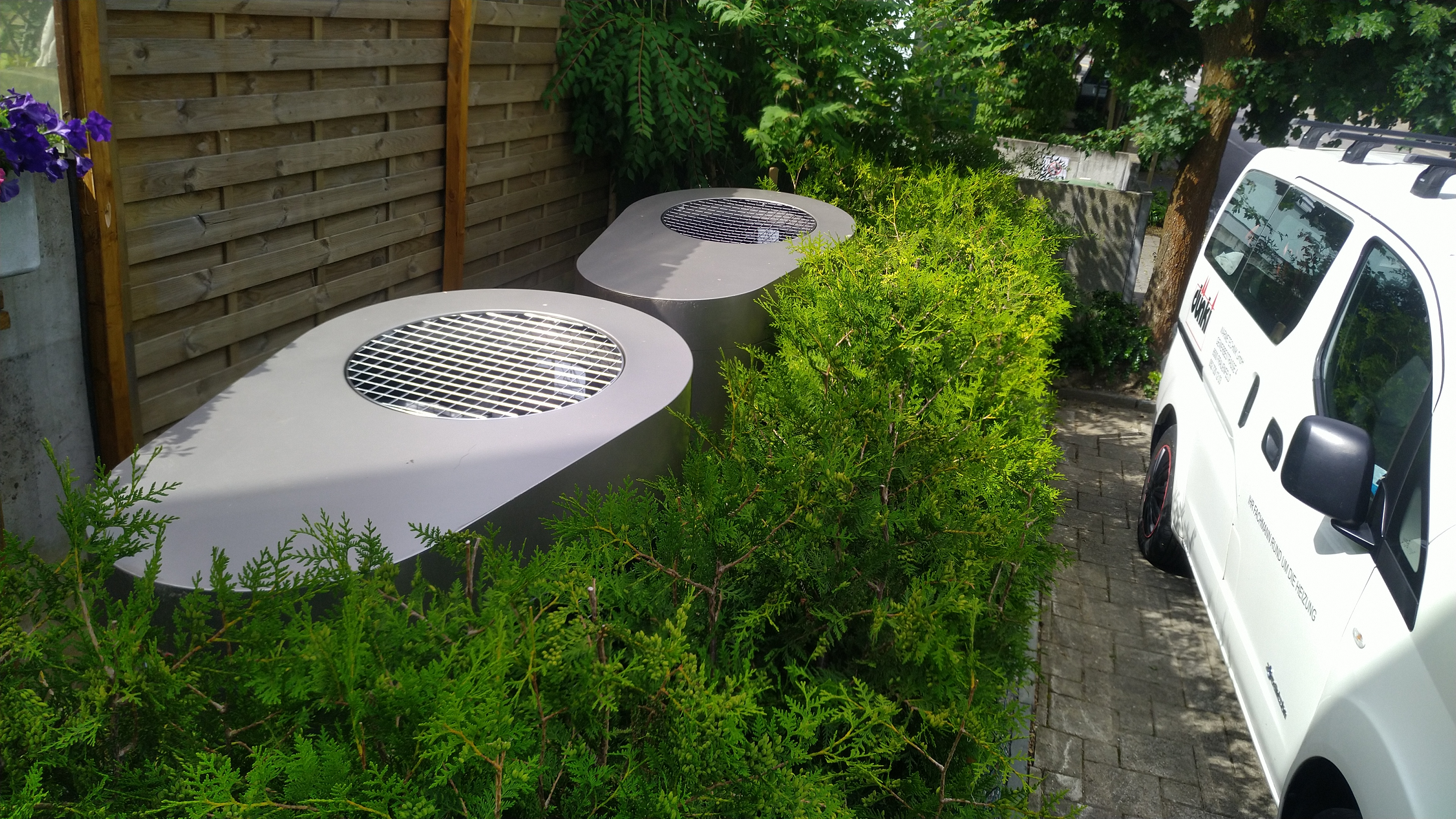 Umbau einer Gasheizung im Mehrfamilienhaus auf Luft-Wasser Wärmepumpe, Aussengeräte der neuen Wärmepumpen