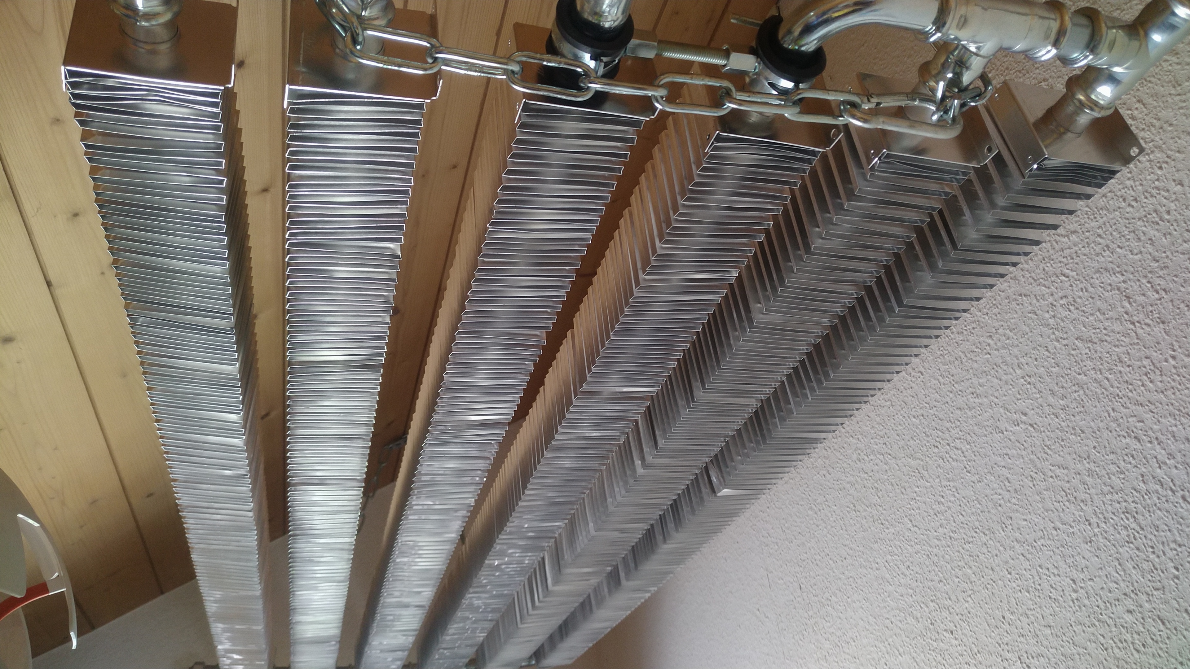 Umbau einer Gasheizung Dachzentrale auf Luft-Wasser Wärmepumpe, Kühlkonvektoren unter dem Dach