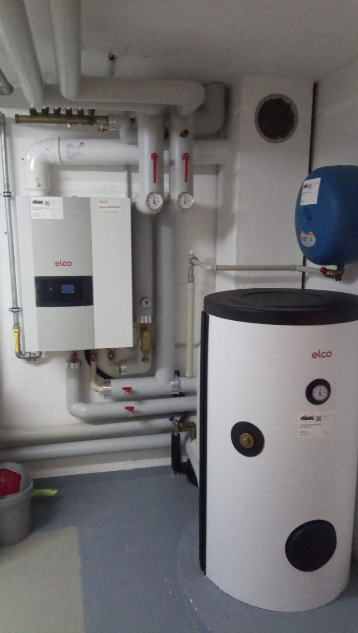 Heizungsraum mit Gasheizung und Boiler.