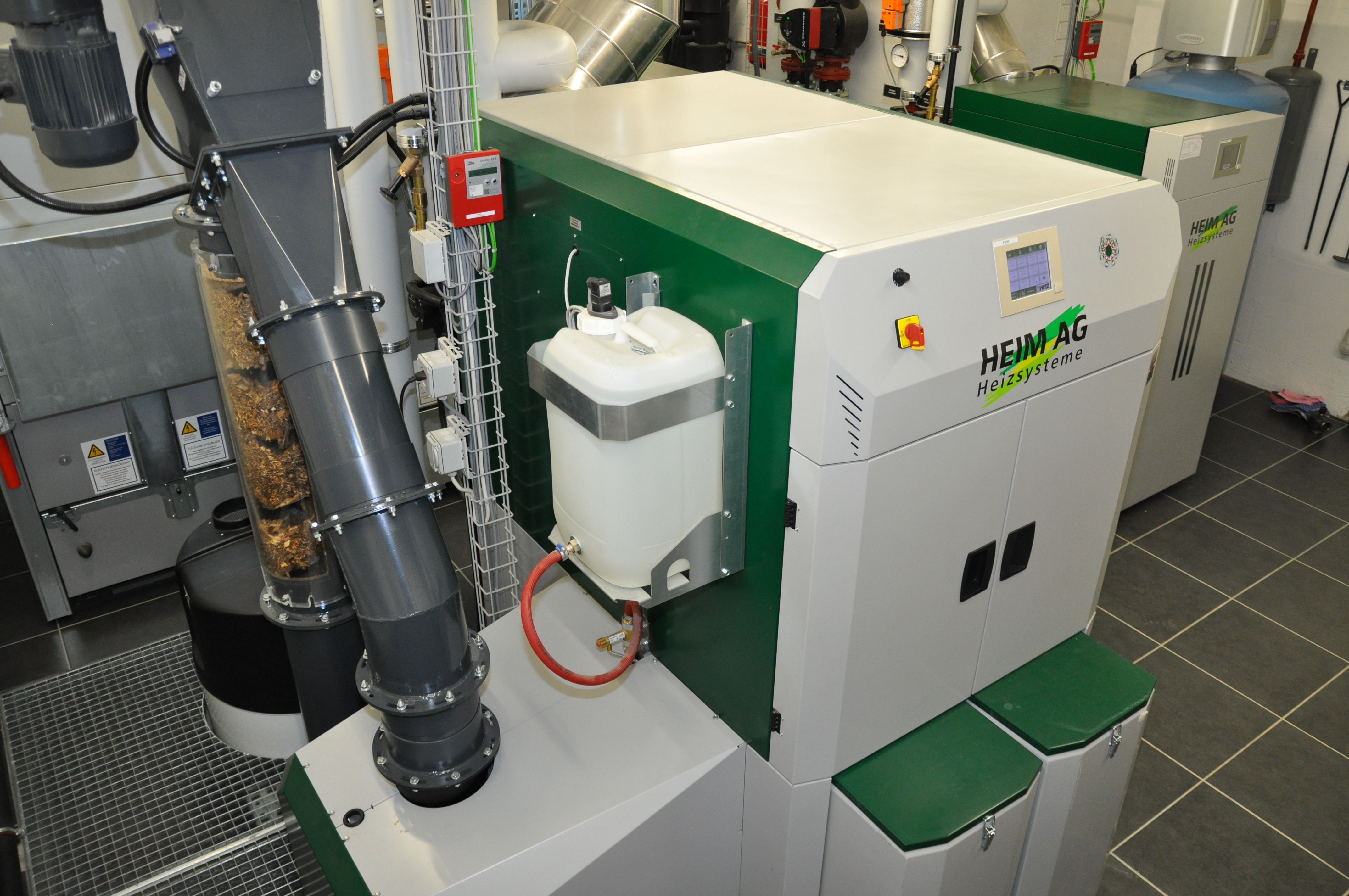 Für grössere Bauten, wie Mehrfamilienhäusern ist neben der Pelletheizung die Schnitzelheizung eine gute Alternative. 