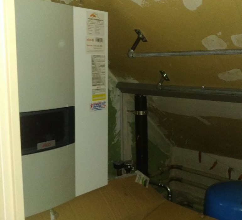 Referenzen: Umbau einer Gasheizung Dachzentrale auf Luft-Wasser Wärmepumpe, Alte Gasheizung