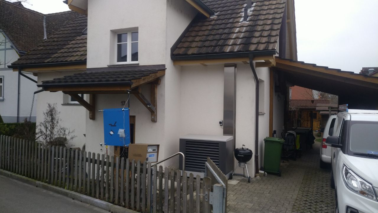 Referenzen: Umbau einer Gasheizung Dachzentrale auf Luft-Wasser Wärmepumpe